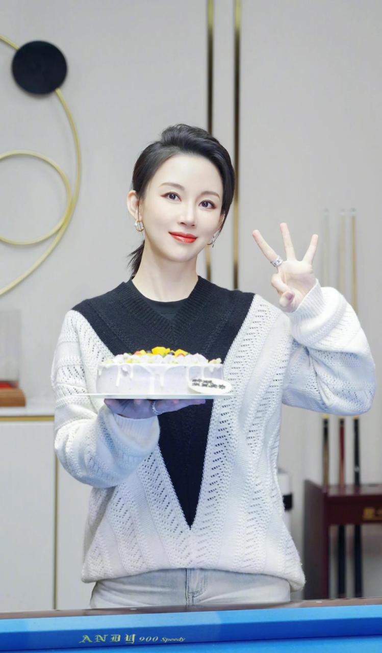 最美台球运动员潘晓婷和最美台球裁判王钟瑶 你觉得谁更好看?