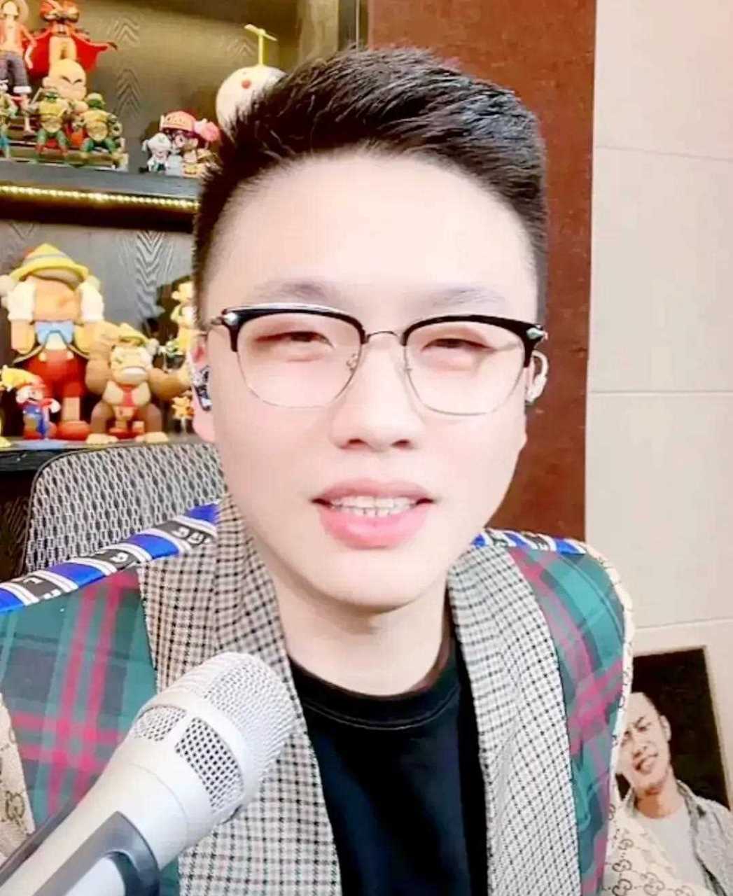 [财神] 27日本山徒弟红孩在直播间说:现在的本山传媒就是一个烂摊子