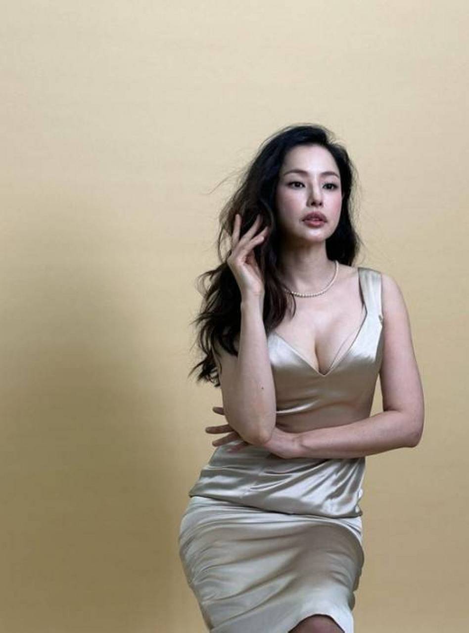 李哈妮晒内衣广告片场照 穿丝质睡衣尽显好身材  韩国女艺人李哈妮