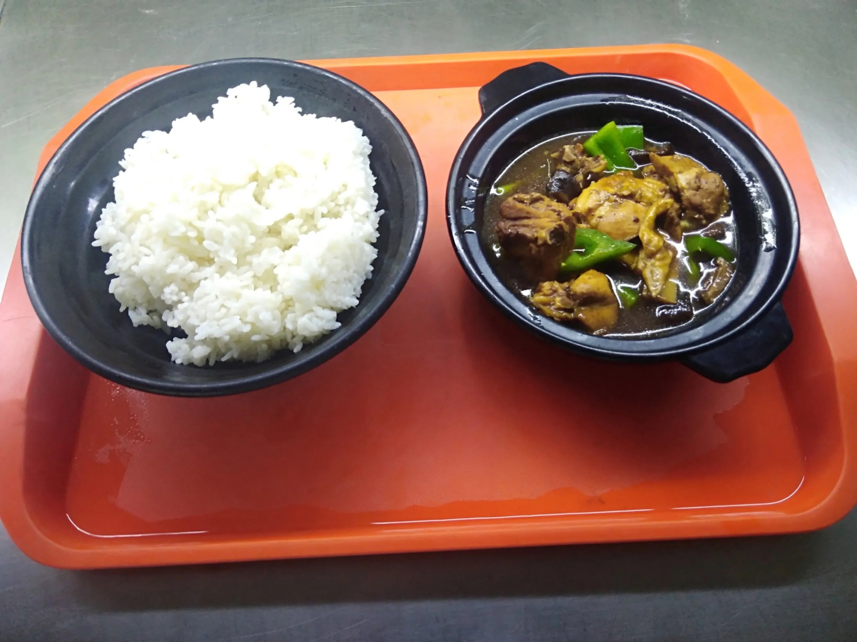 黄焖鸡米饭又叫香辣鸡煲或浓汁香辣鸡煲饭,是鲁菜名吃,源自山东济南