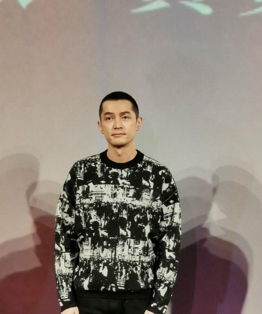 胡歌什么头型都适合,这个寸头真的很迷人很男神了,胡歌的眼睛笑起来像