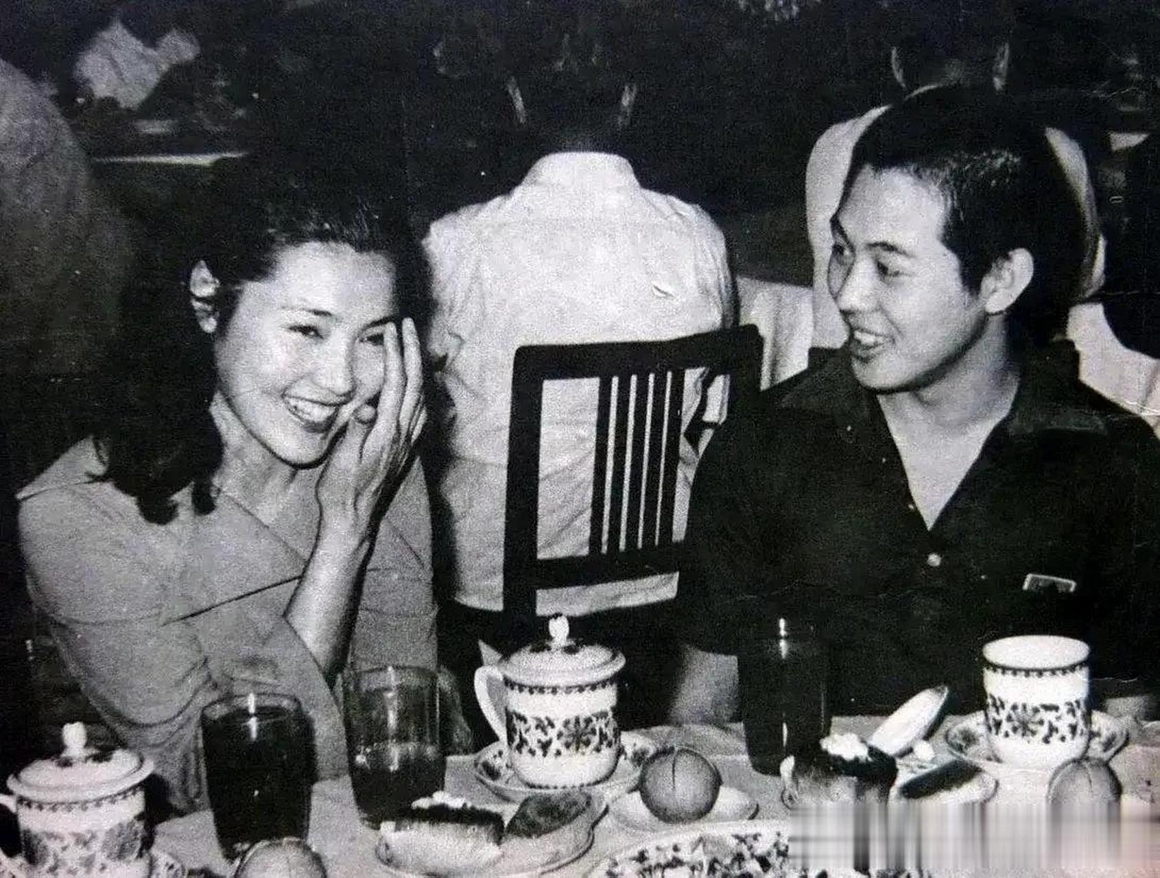 照片中的李连杰青涩帅气,阳光俊朗.姜黎黎则笑容甜美,略显羞涩.