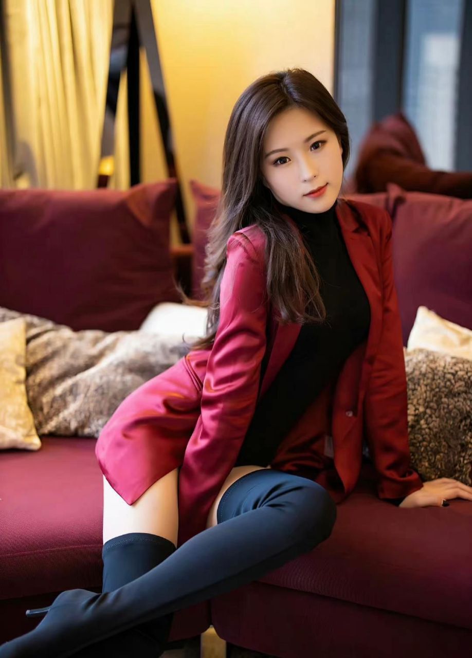杨紫嫣的过膝长靴真的太美!
