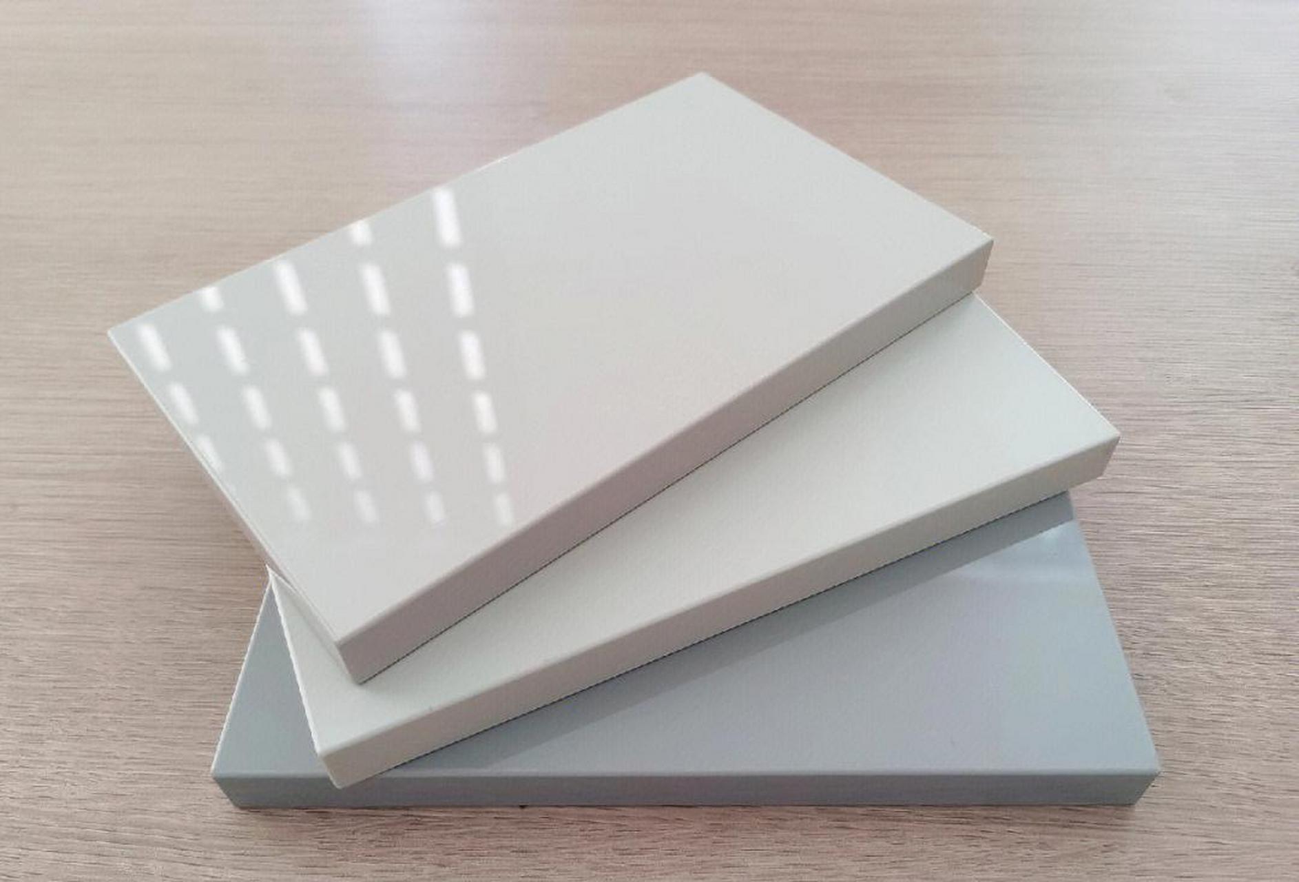 其实pet柜门材质使用的其实也就是我们经常听到的聚酯板.