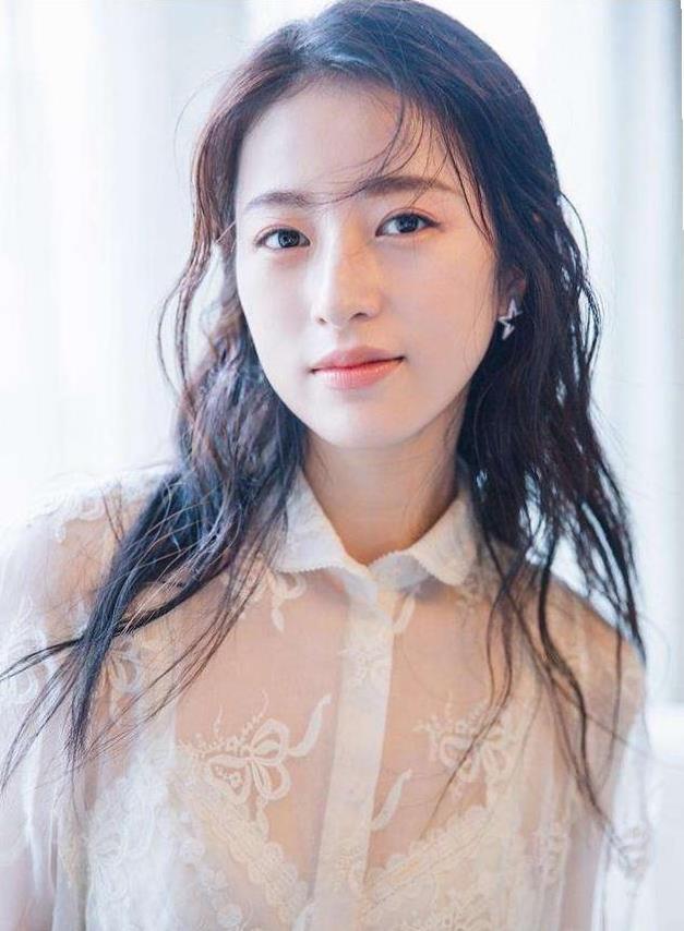 周雨彤作为一个新生代女演员,应该非常多年轻的小伙伴都有听说过她