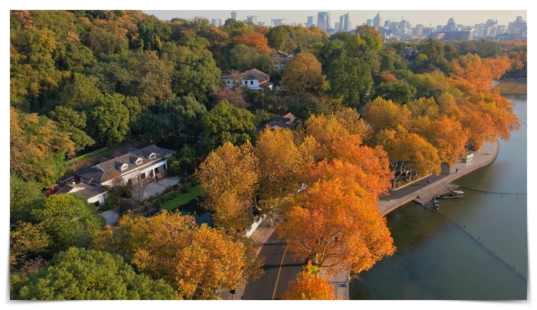 北山街位于杭州西湖北岸,紧贴着宝石山下,自古以来是一处风景秀丽