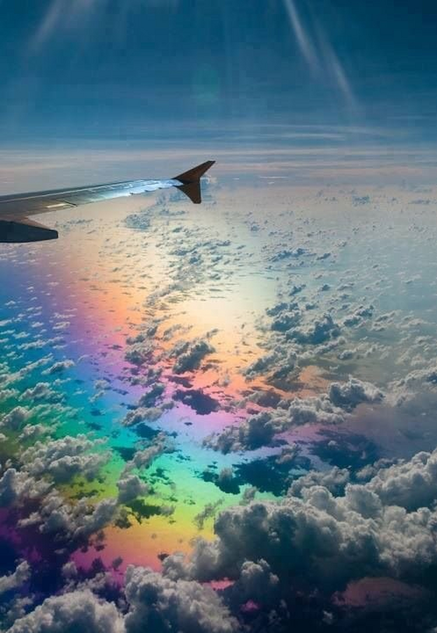 飞机上看彩虹会是什么样?缤纷的色彩,真是有点梦幻!#百家号星火计划