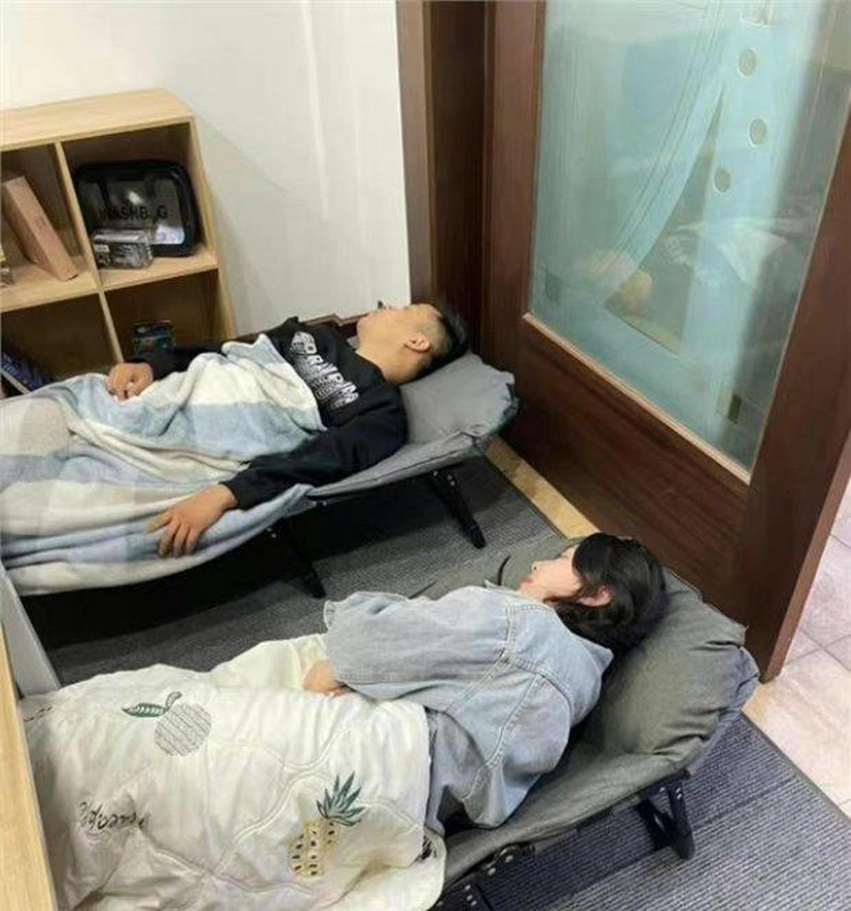 公司午休,男女同事这样休息,你们会觉得尴尬吗?