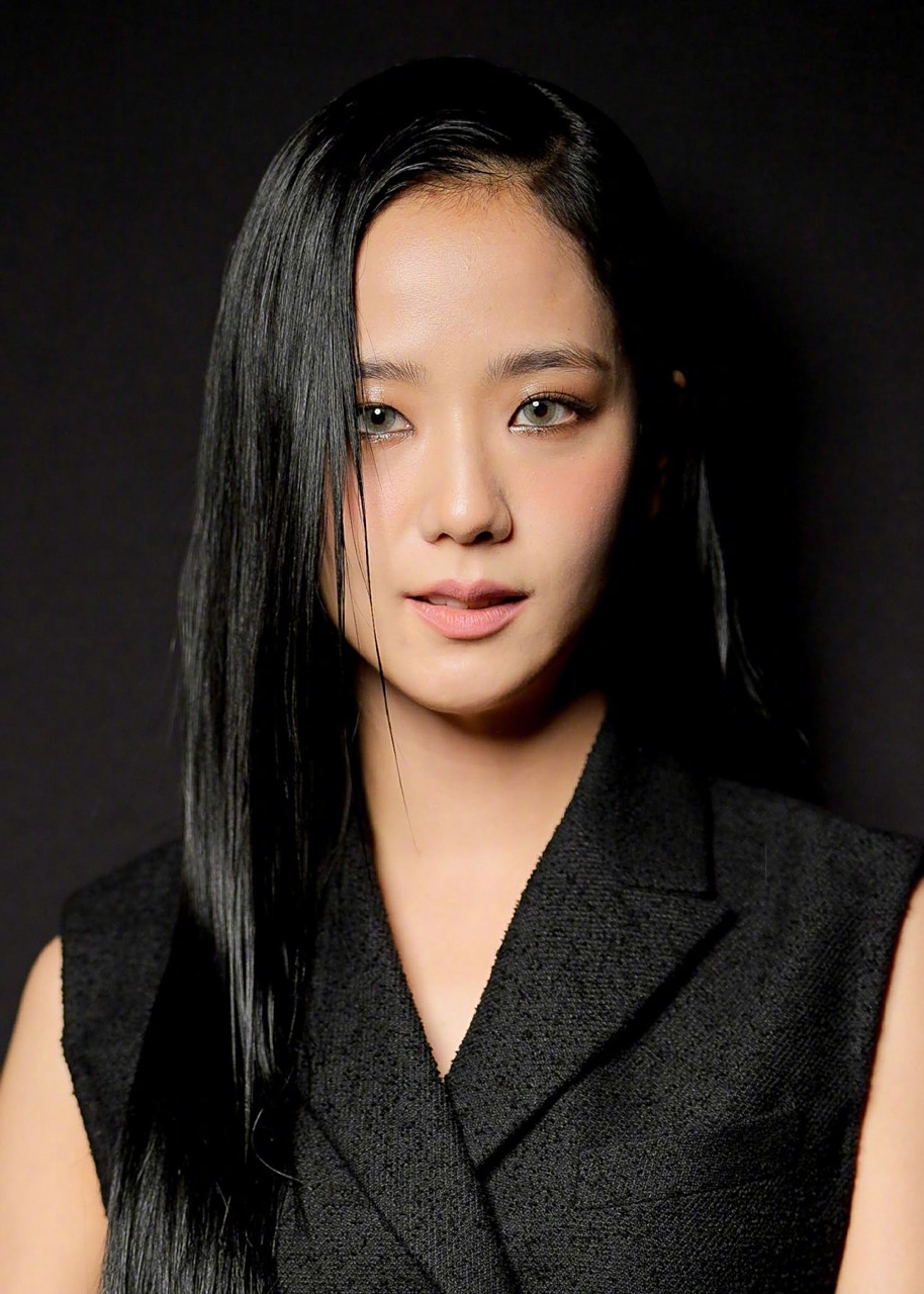 #金智秀# #jisoo#  blackpink成员金智秀(jisoo)亮相巴黎时装周,造型