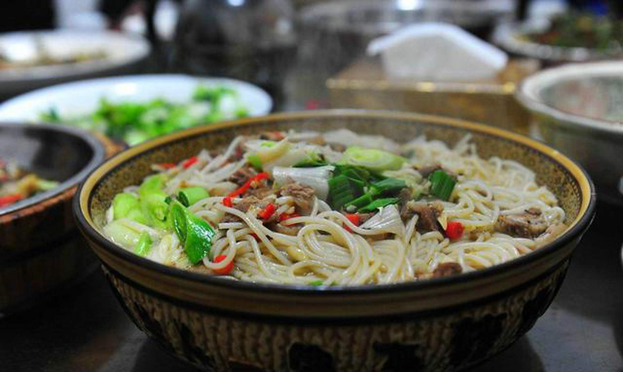 羊肉粉是江西上饶广丰美食中的佼佼者,以冬季食用为主,通常作为早餐