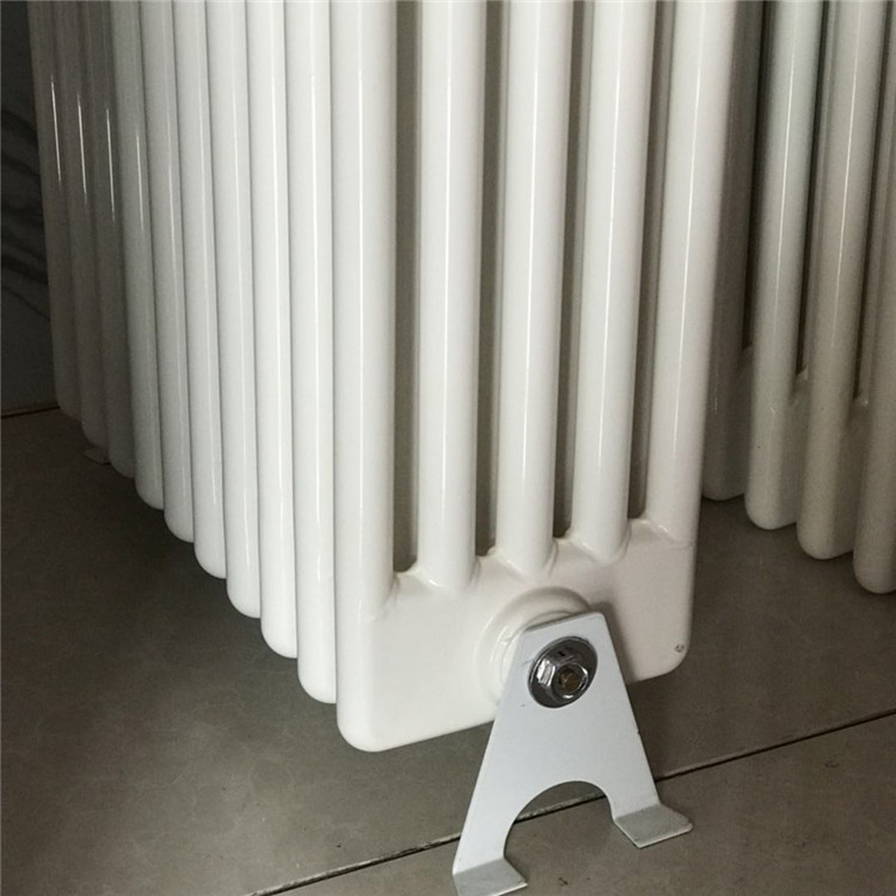 家用钢制五柱散热器结构 散热器外表采用先进的静电喷塑和烘干等工艺