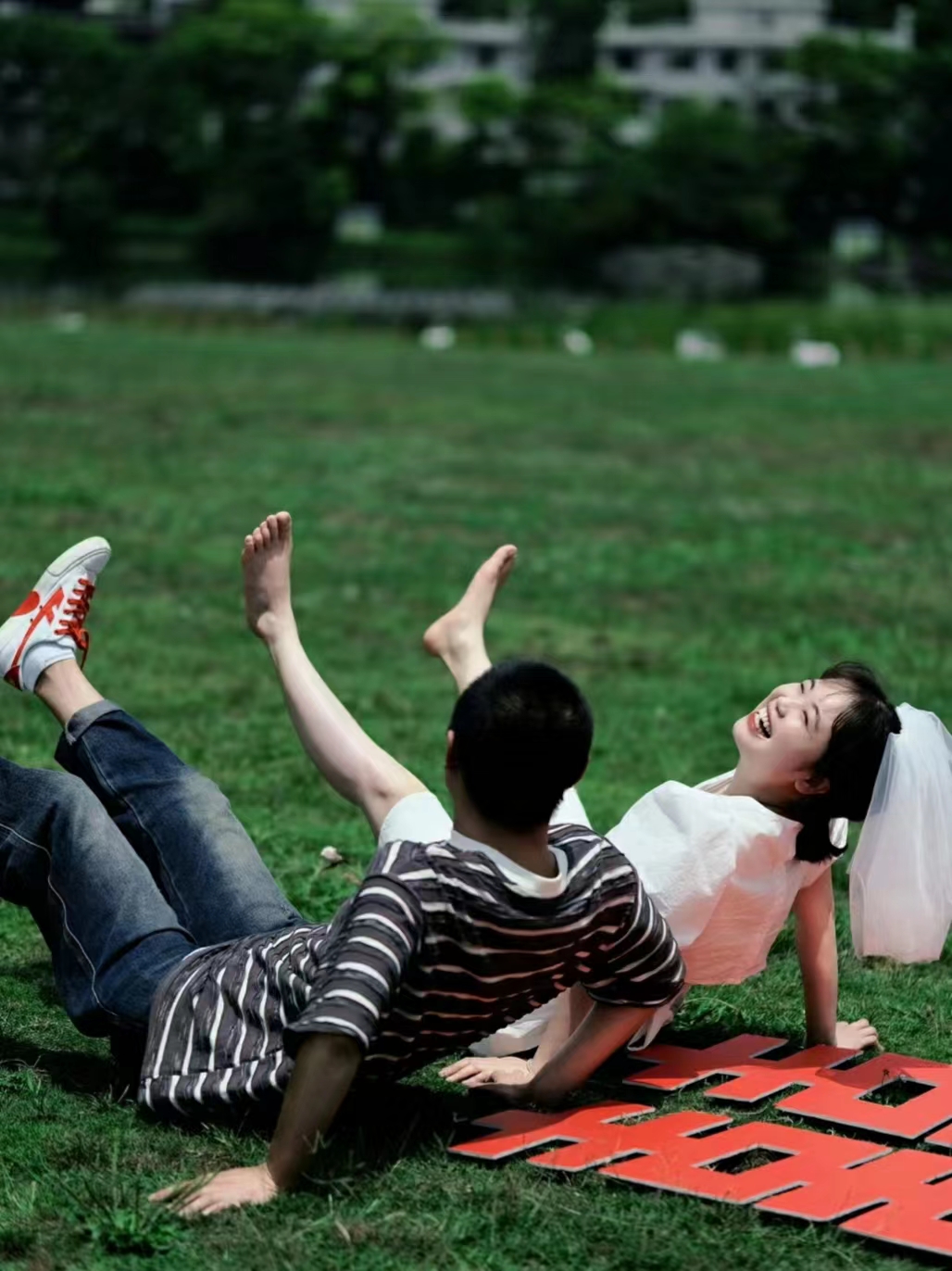 我和男友刚领证,未来婆婆就安排亲戚见面,让我感到有些焦虑和不安