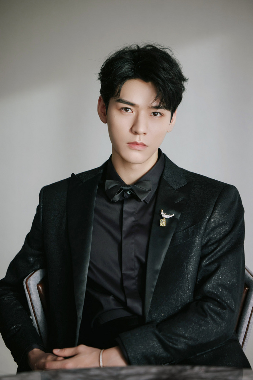 龚俊黑西装精致大片