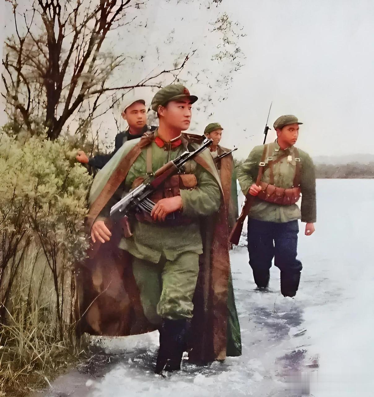 1969年,在中苏边境珍宝岛巡逻的解放军,他们保持着高度警惕.