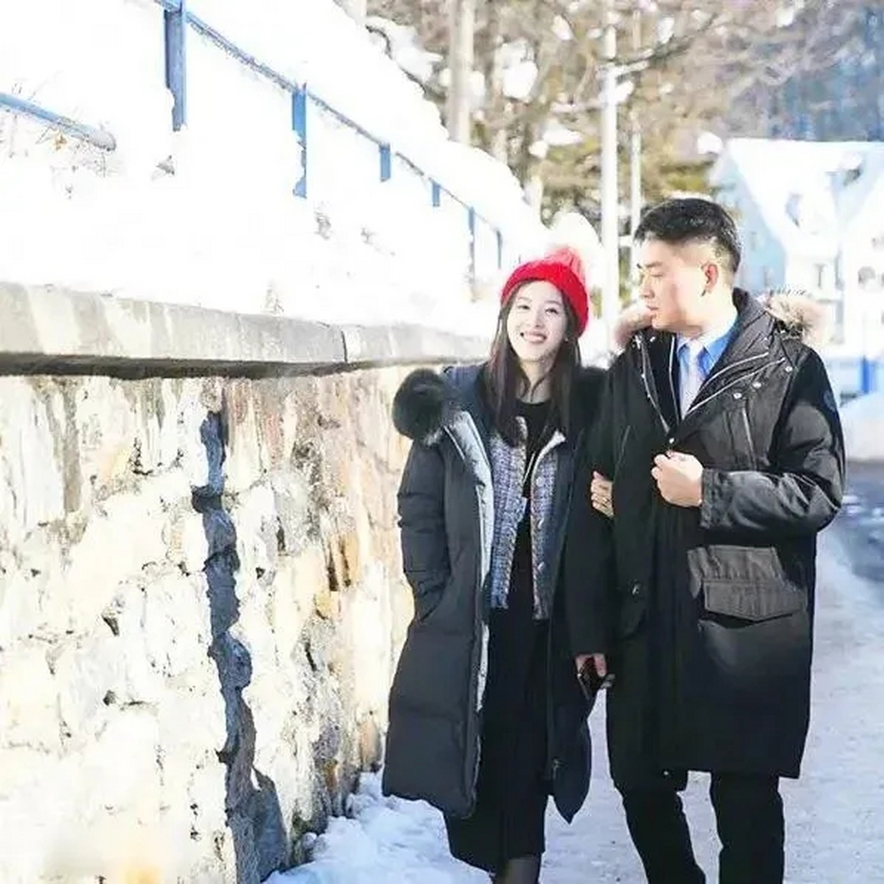 章泽天和刘强东雪天散步,夫妻俩穿同款羽绒服,紧紧相依浓情蜜意.