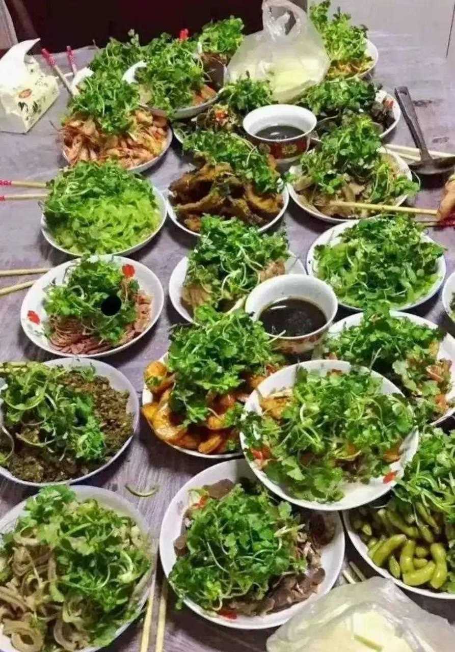 老公做了一桌子菜招待我的同事,他们都夸我老公手艺不错,却没有一个人