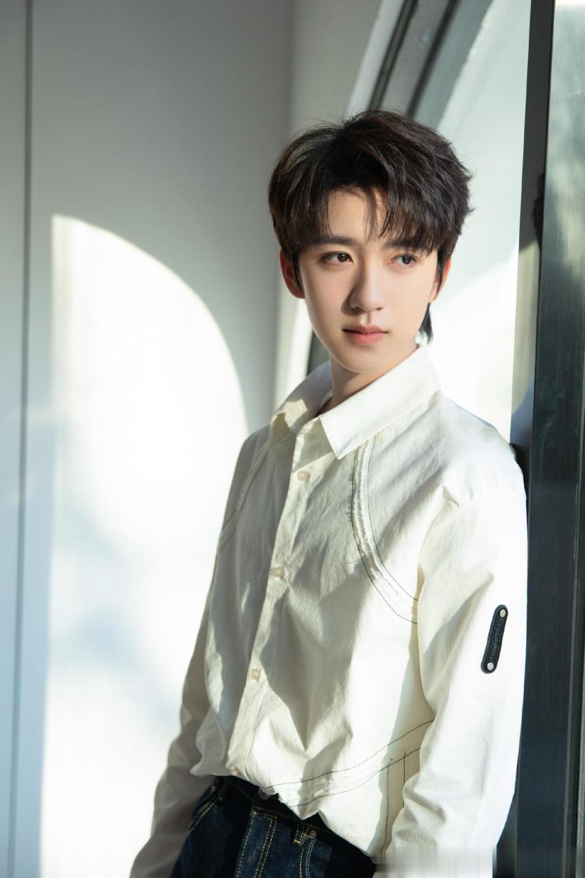 贺峻霖把道具手机屏保换成自拍 贺峻霖全员加速中花絮,把道具手机的