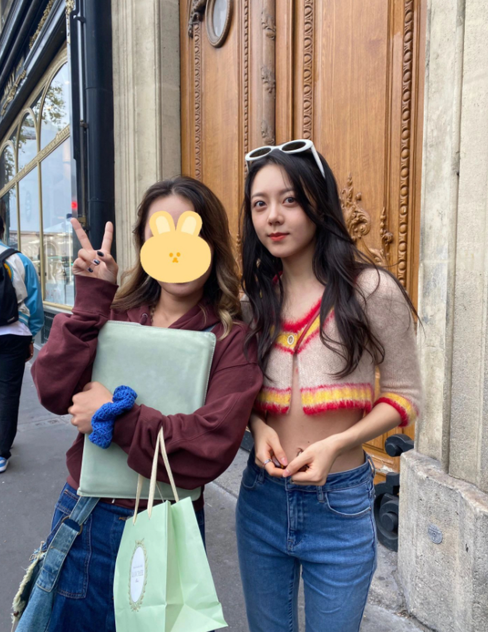 赵今麦巴黎与路人合照,短款漏脐针织衫搭配牛仔裤,小蛮腰细长好漂亮