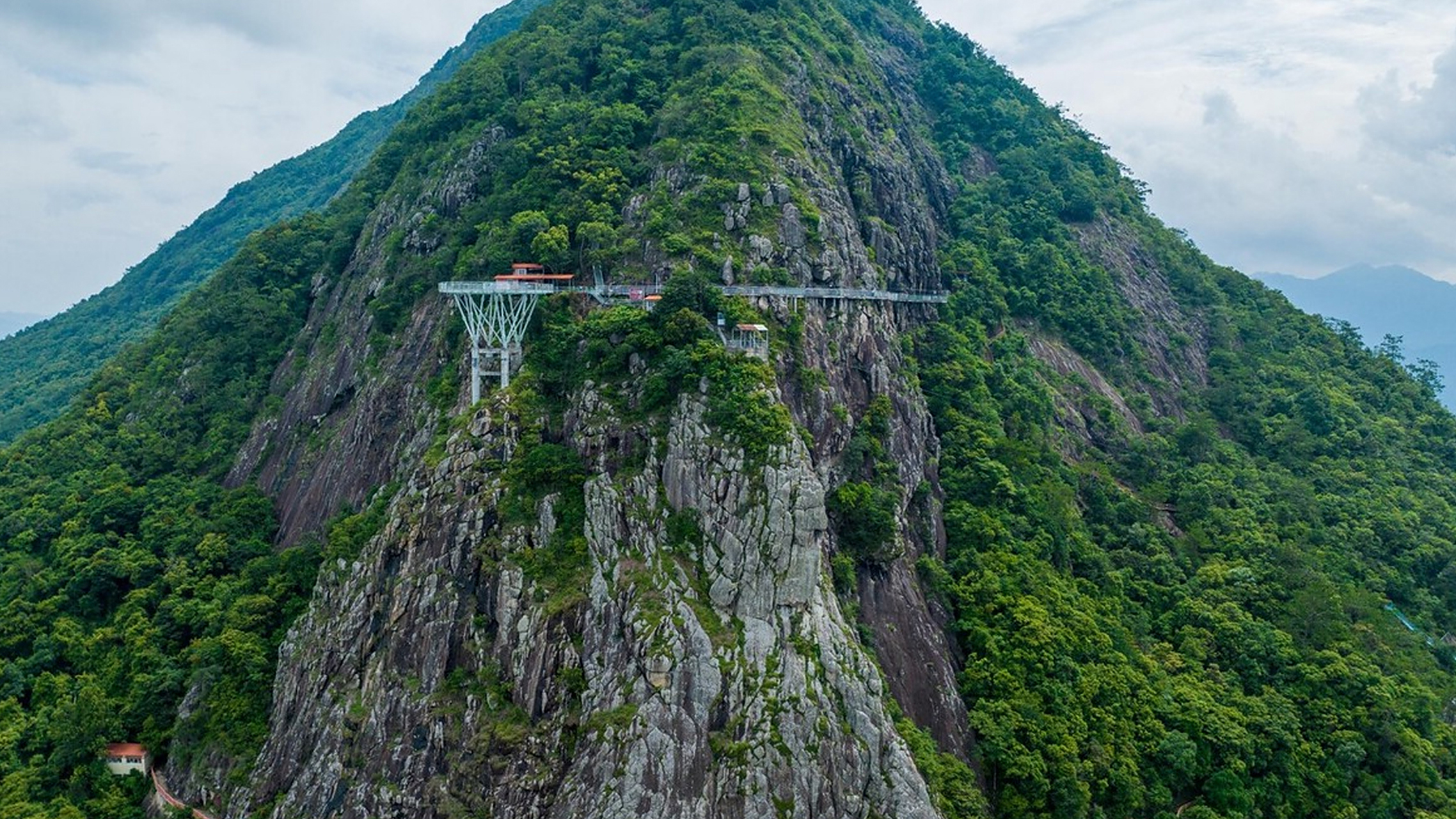 石根山风景区位于两广交界处,海拔988米,属粤西云开山脉,号称"天然大