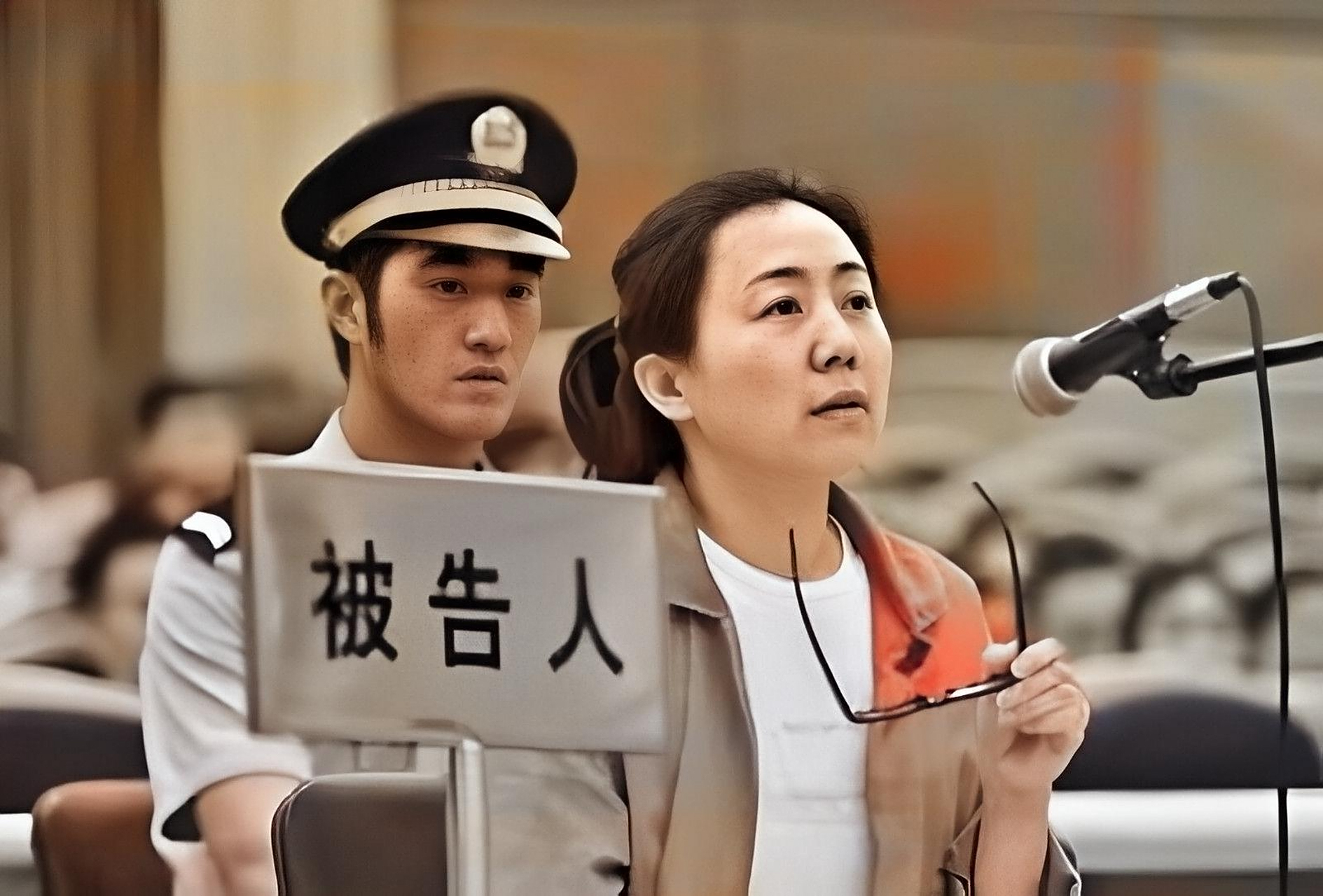 她叫刘光明,辽宁女贪官,为了留住美貌,花了500万元整容,仅臀部就花了