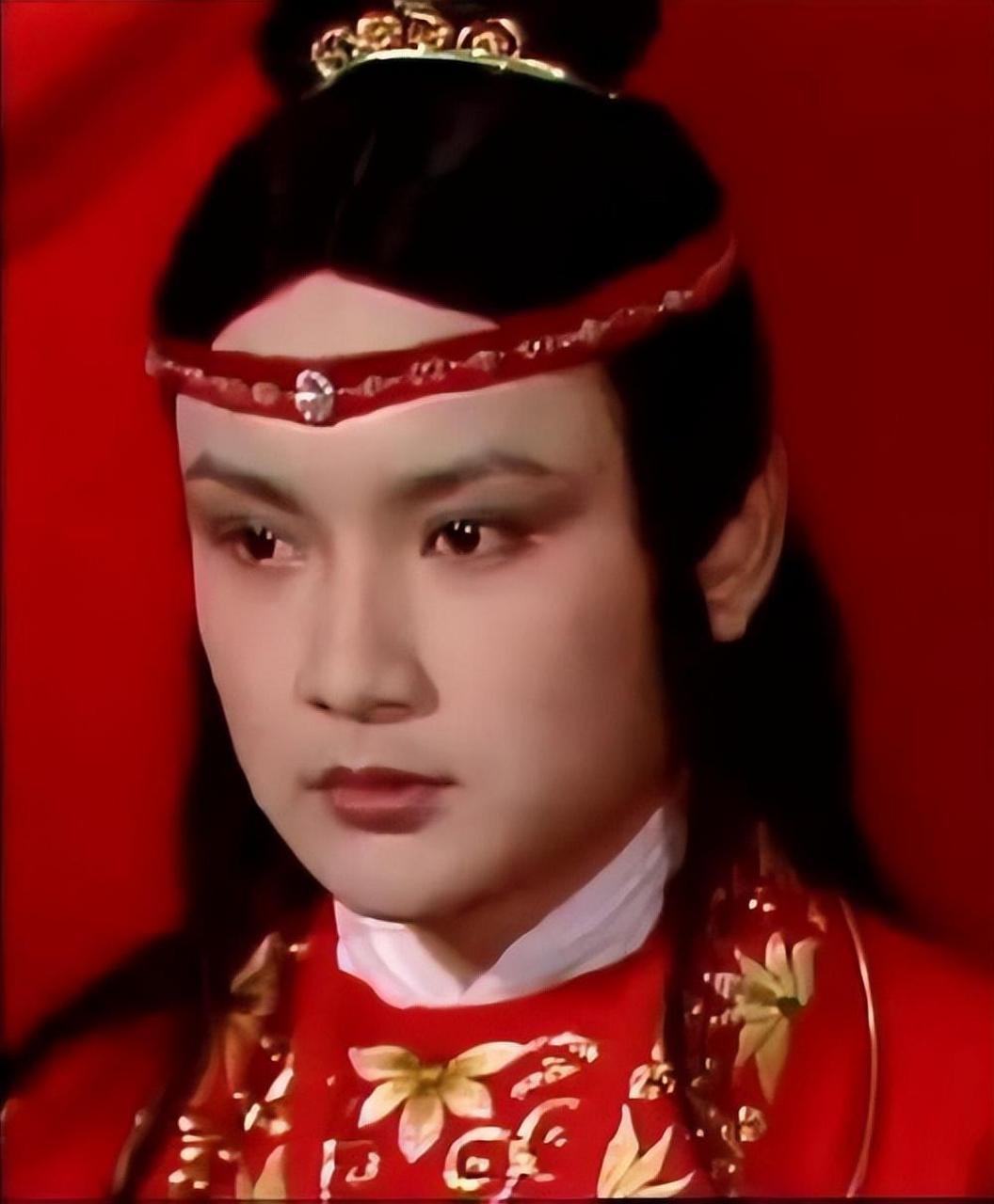 演员,欧阳奋强,参加了一个饭局,遇到了一个大老板,那个人看他中年发福