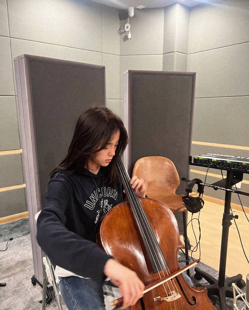 欧阳娜娜在社交平台分享一组自己拉大提琴时的随拍,青春靓丽,美丽动人