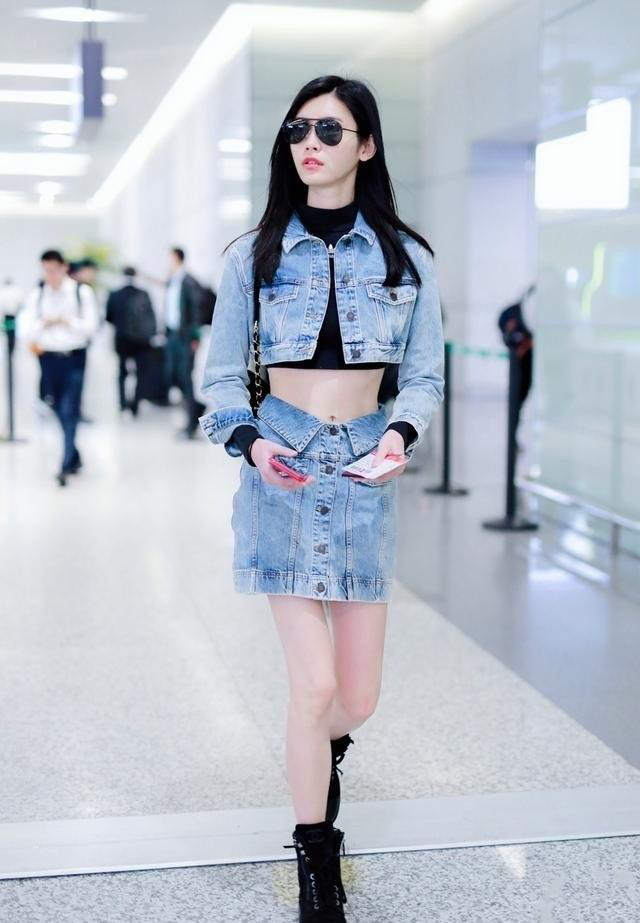 阔太奚梦瑶真够厉害,穿露脐装配牛仔裙走机场,真不怕肚子着凉?