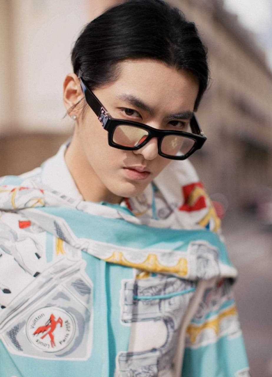 吴亦凡巴黎时装周造型,黑框眼镜 薄荷色套装 小辫子[m"icdrop]