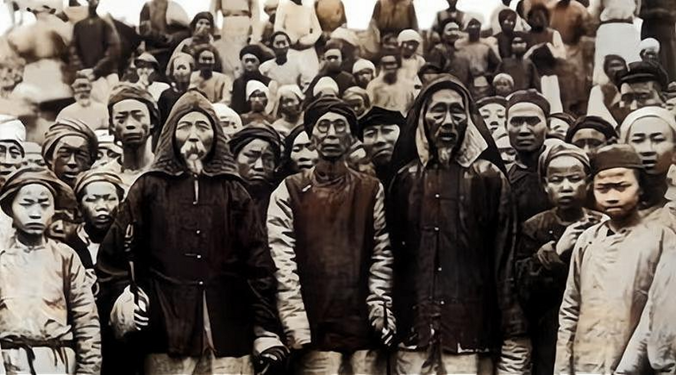 1960年,朱仕强随父母移居达县山.外公·何泽明重操旧业,靠迷信赚钱.