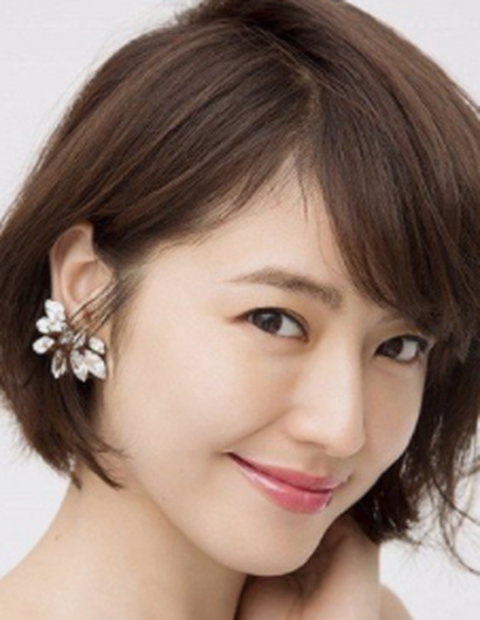 圆脸蛋适合什么鼻子呢? 面部轮廓较圆润,最好搭配精致的小翘鼻.