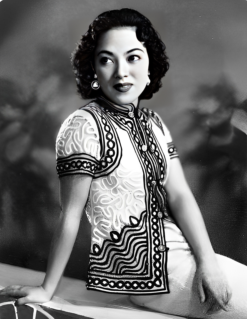 她有很高的艺术天赋和出众的容貌,刚出一本《晚香》就一举成名.