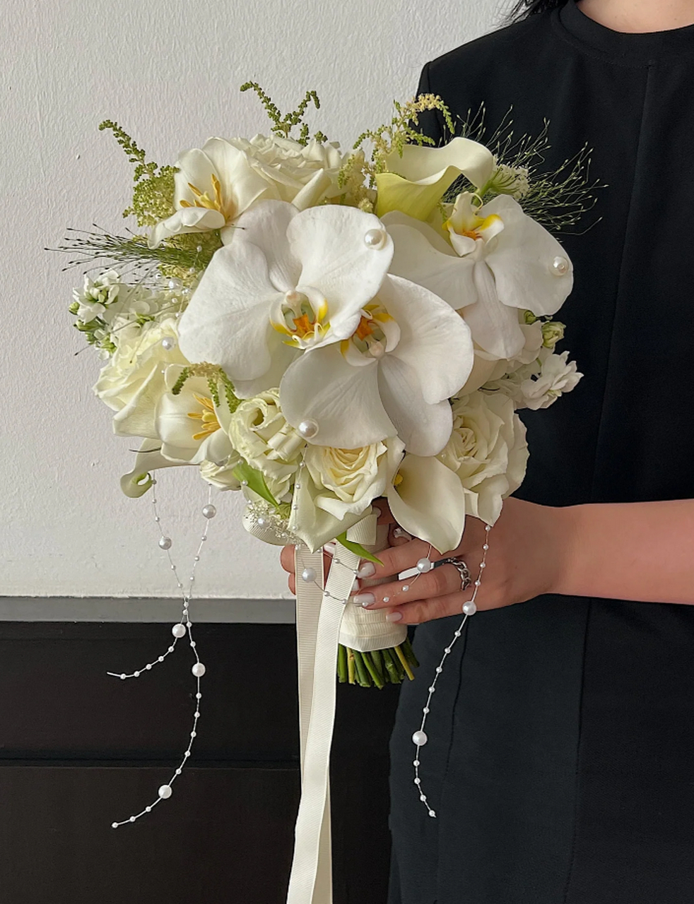 它以纯洁的白色为主色调,通过巧妙的花艺设计,呈现出独特的艺术美感.