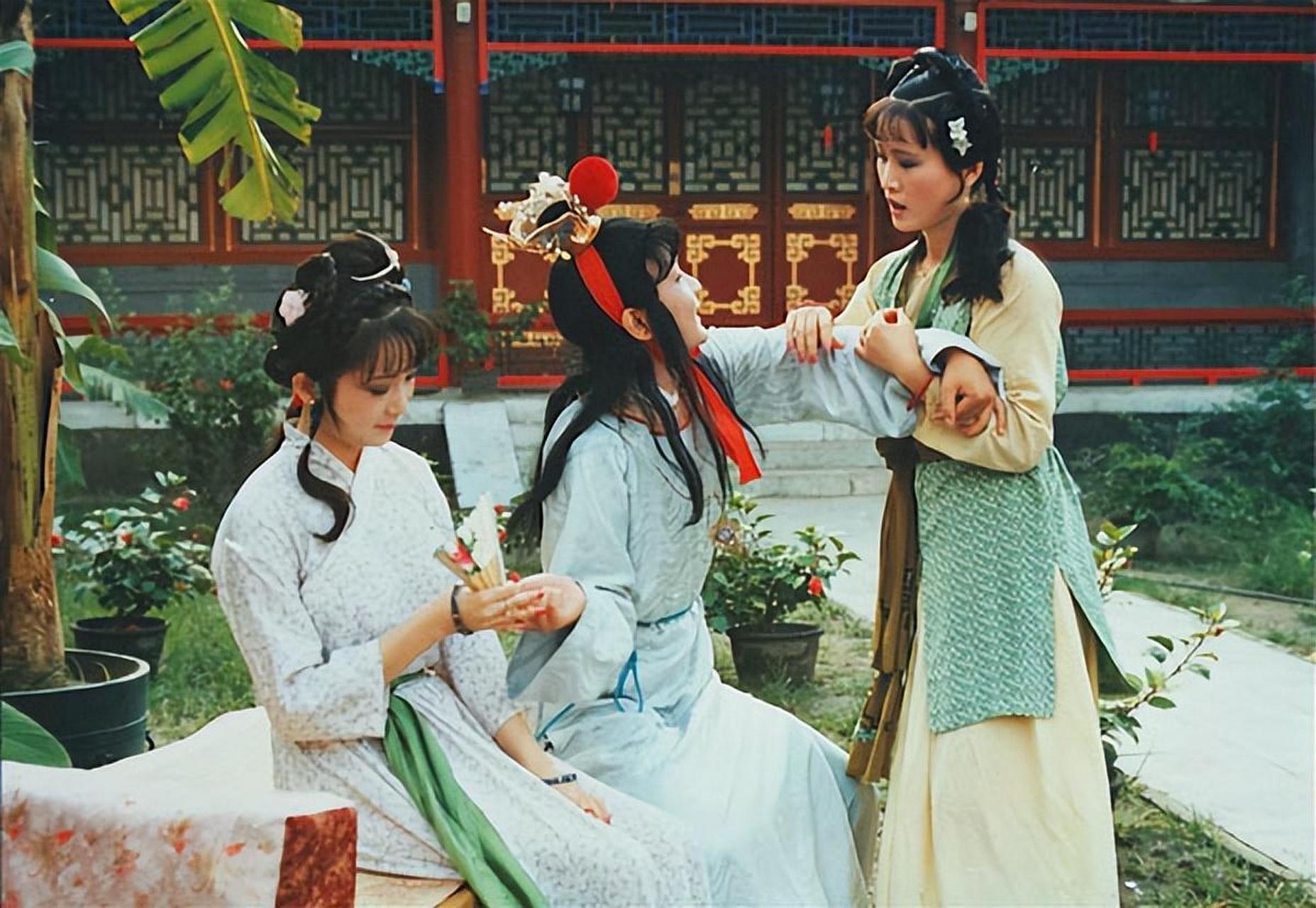 《红楼梦》中,宝玉与多位丫鬟偷试,为何晴雯能独善其身?