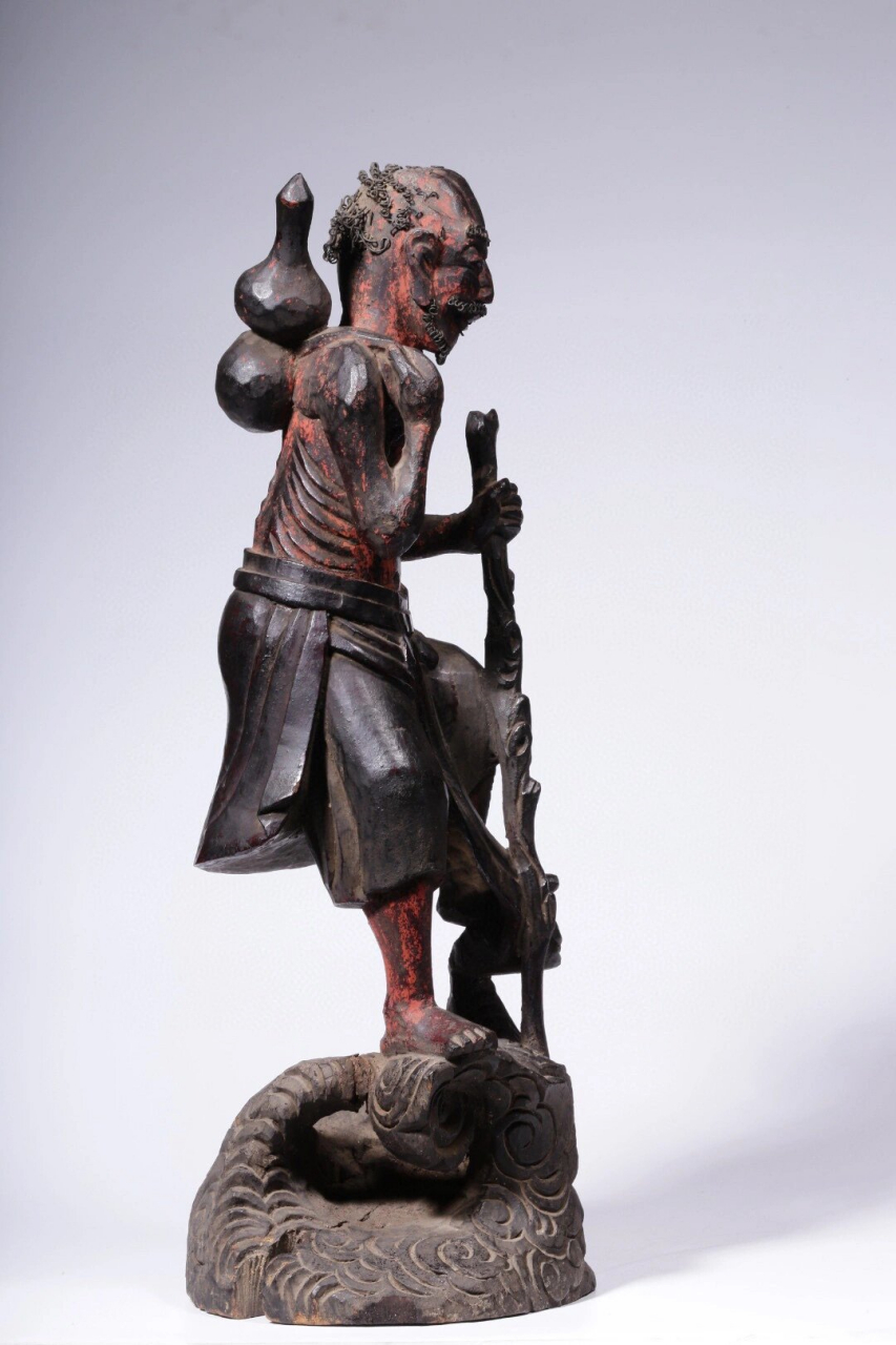 木雕漆彩铁拐李雕像  清中期,木雕漆彩铁拐李雕像(老裂)  这是一件