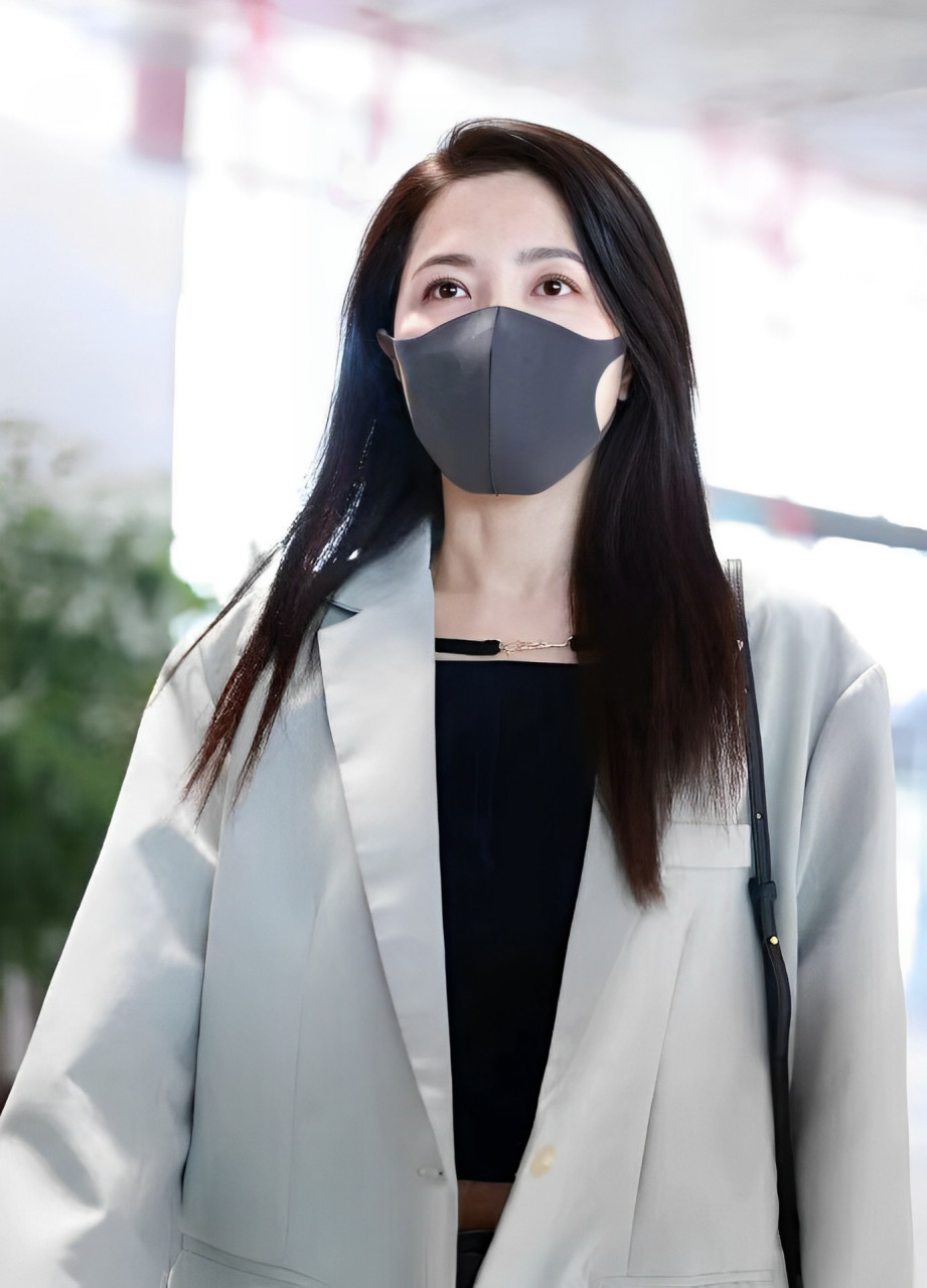 曾黎出现在机场.这一次,她看起来很时髦.