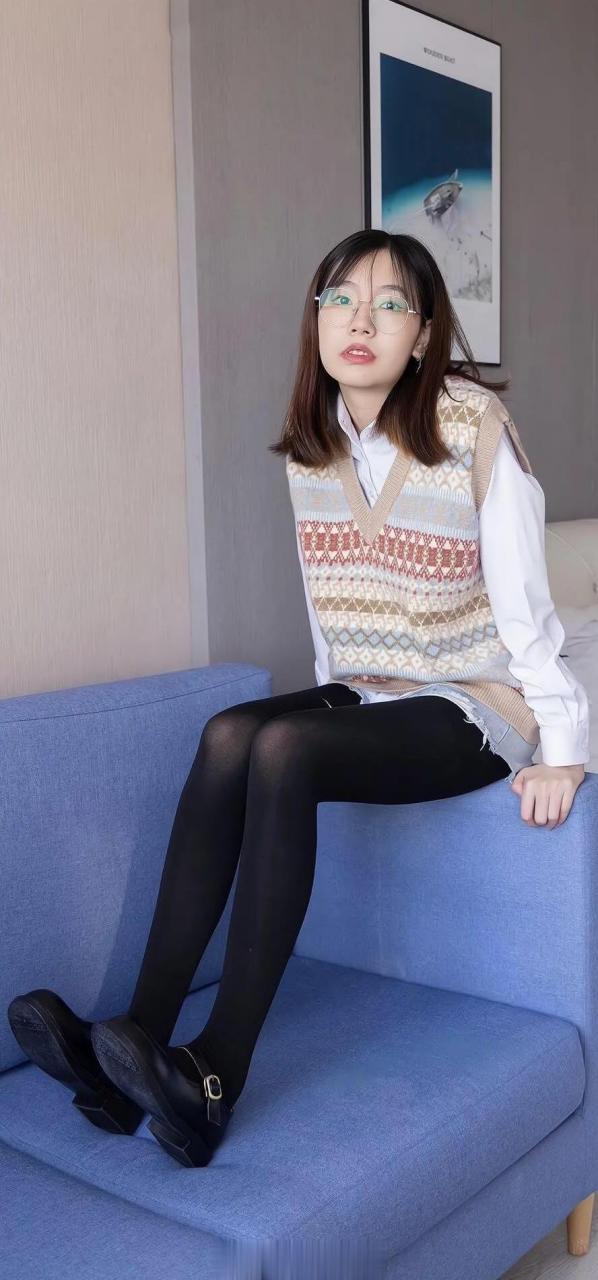 戴上眼镜反差十足