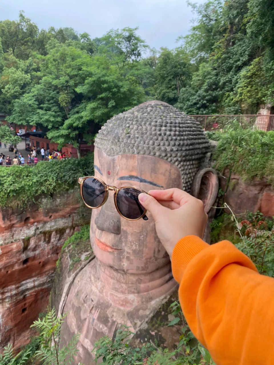 周末到四川乐山大佛去玩,  传说拍照摸到乐山大佛有个五福临门:  摸头