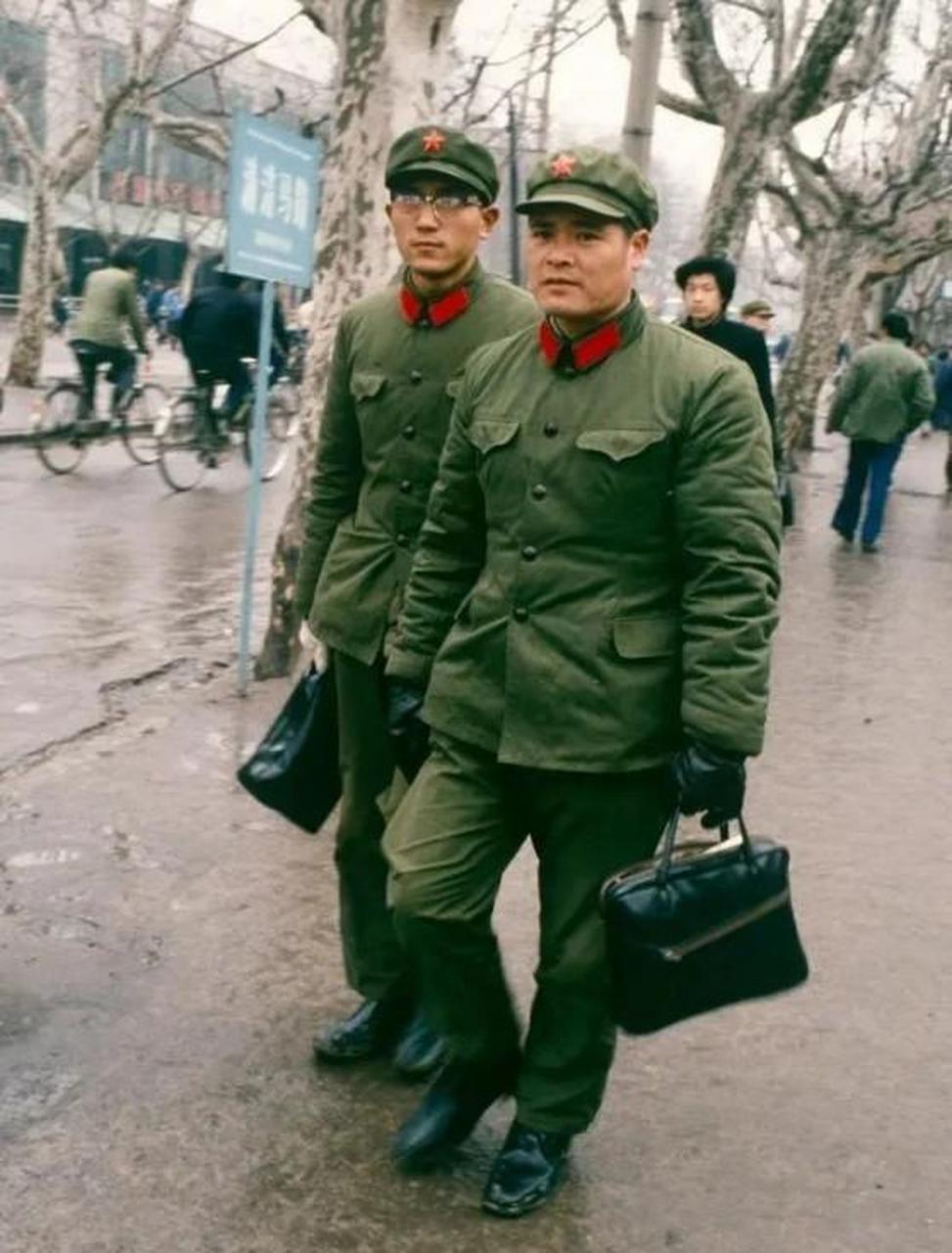 老照片#1984年,上海街头的两名解放军同志,不得不感叹那时候的军装是
