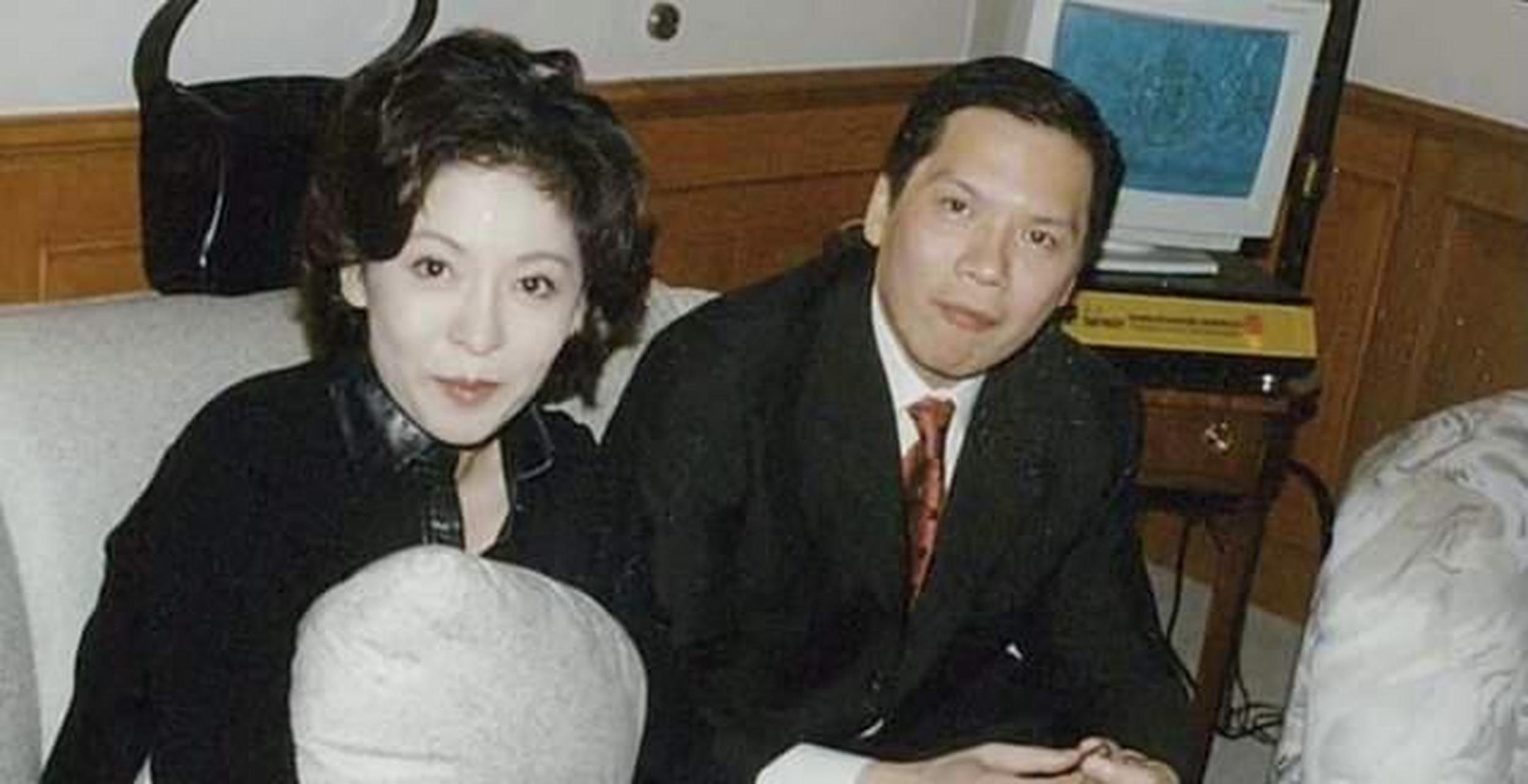 向佐真的很像年轻时的向华强,难怪不管他如何荒唐,向太都愿意为他收拾