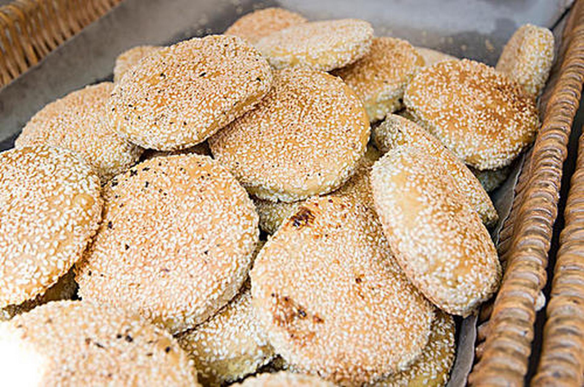 炕炕馍又叫芝麻饼,陕西地区汉族传统小吃之一,是一种圆形或长方形的