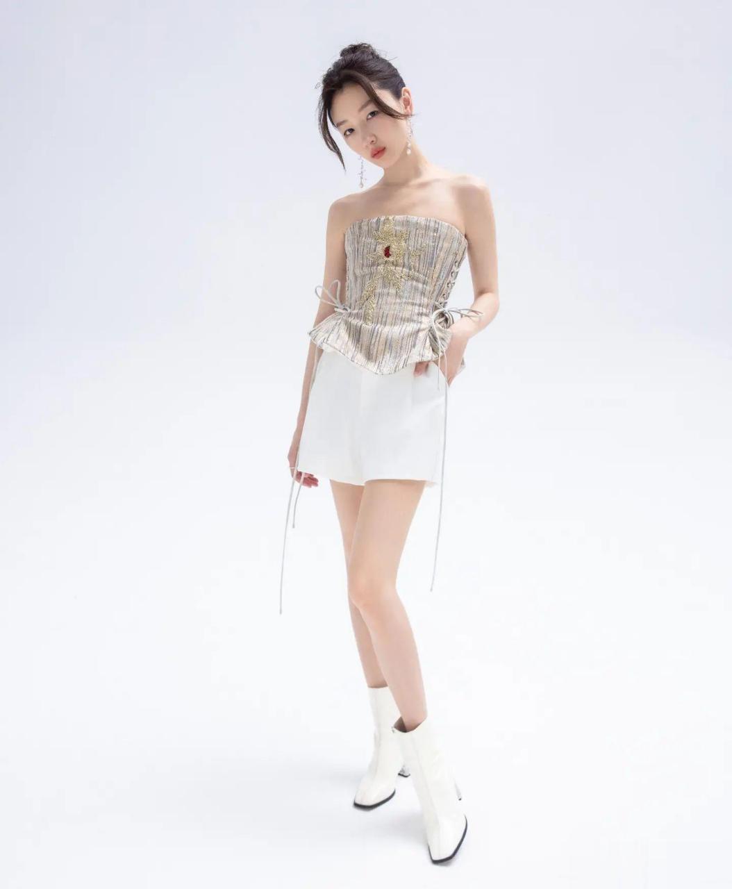 周冬雨# 刺绣抹胸白短裤,娇俏又灵动!