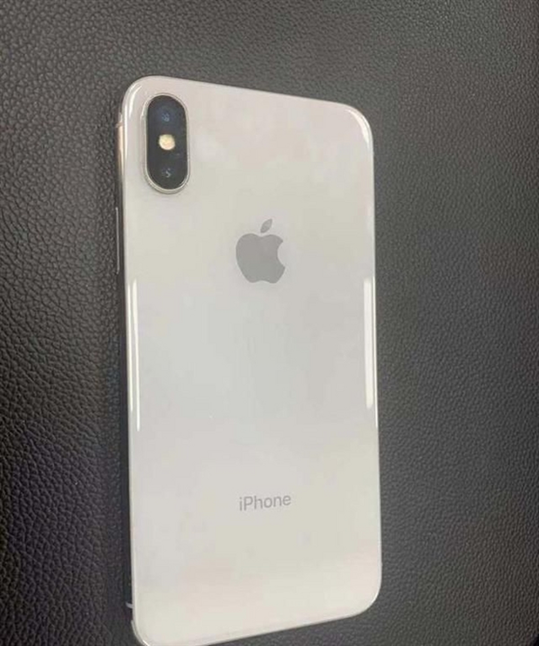 一臺有鎖的iphone x二手機被拍出