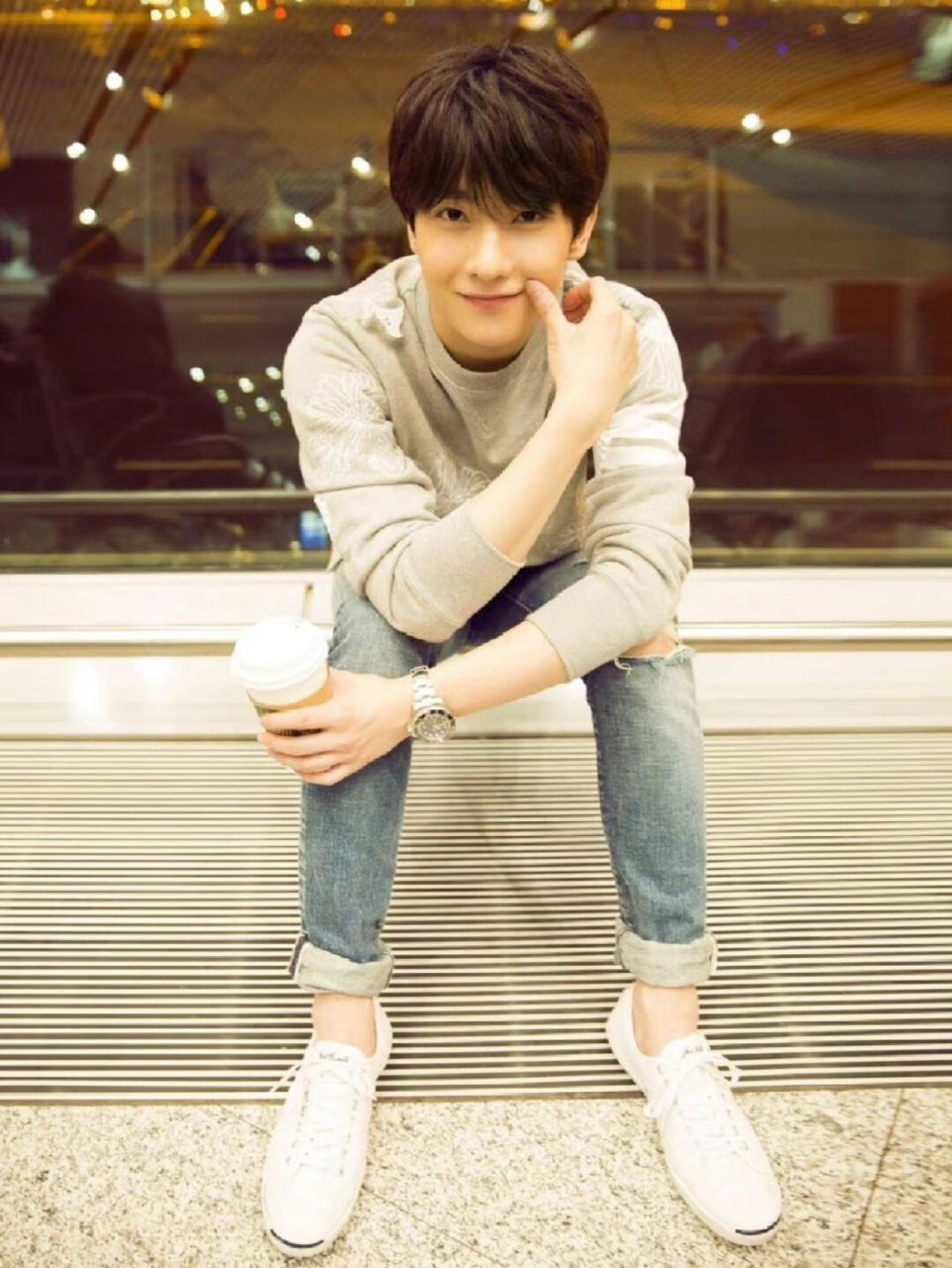 杨洋穿搭 上衣 | thom browne 裤子 | saint laurent 口罩 | pitta