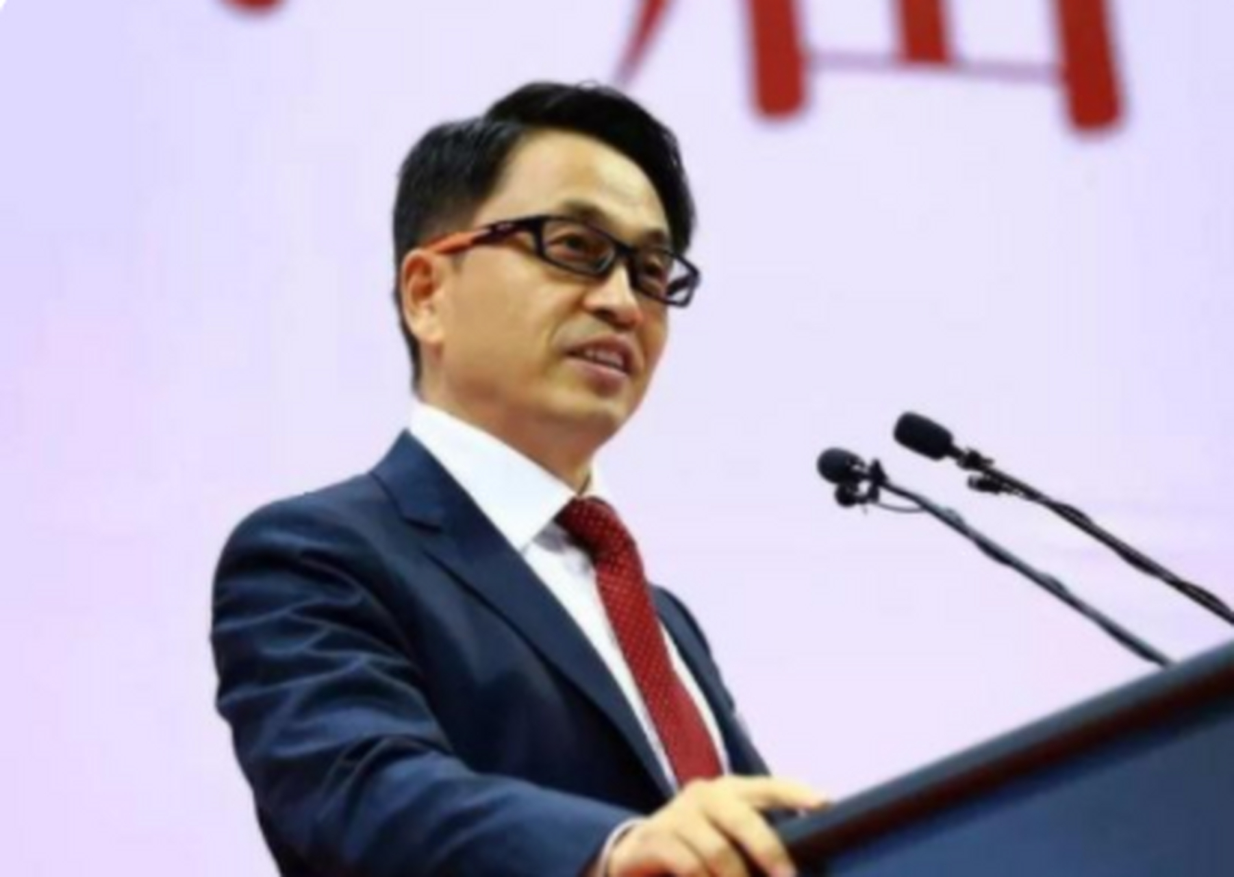 2017年百丽集团业绩持续下滑,80岁董事长邓耀心生退意,很快有人出价5