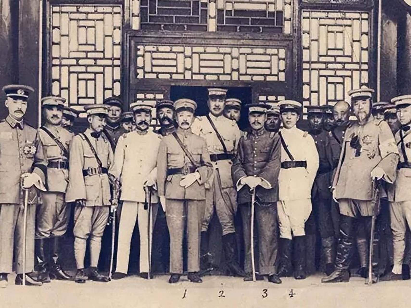 当年,大军阀段祺瑞身体不好,带着二姨太太外出疗养,其他四位姨太太留