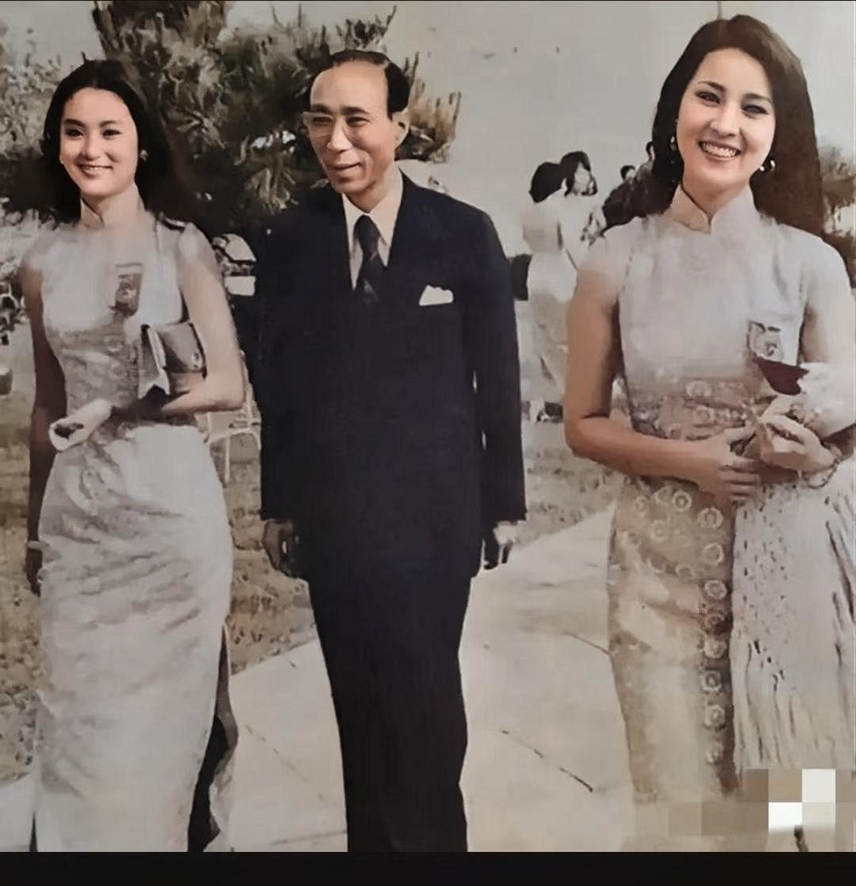 这是一张80年代林青霞和林凤娇同框的老照片,引起了大家的关注.