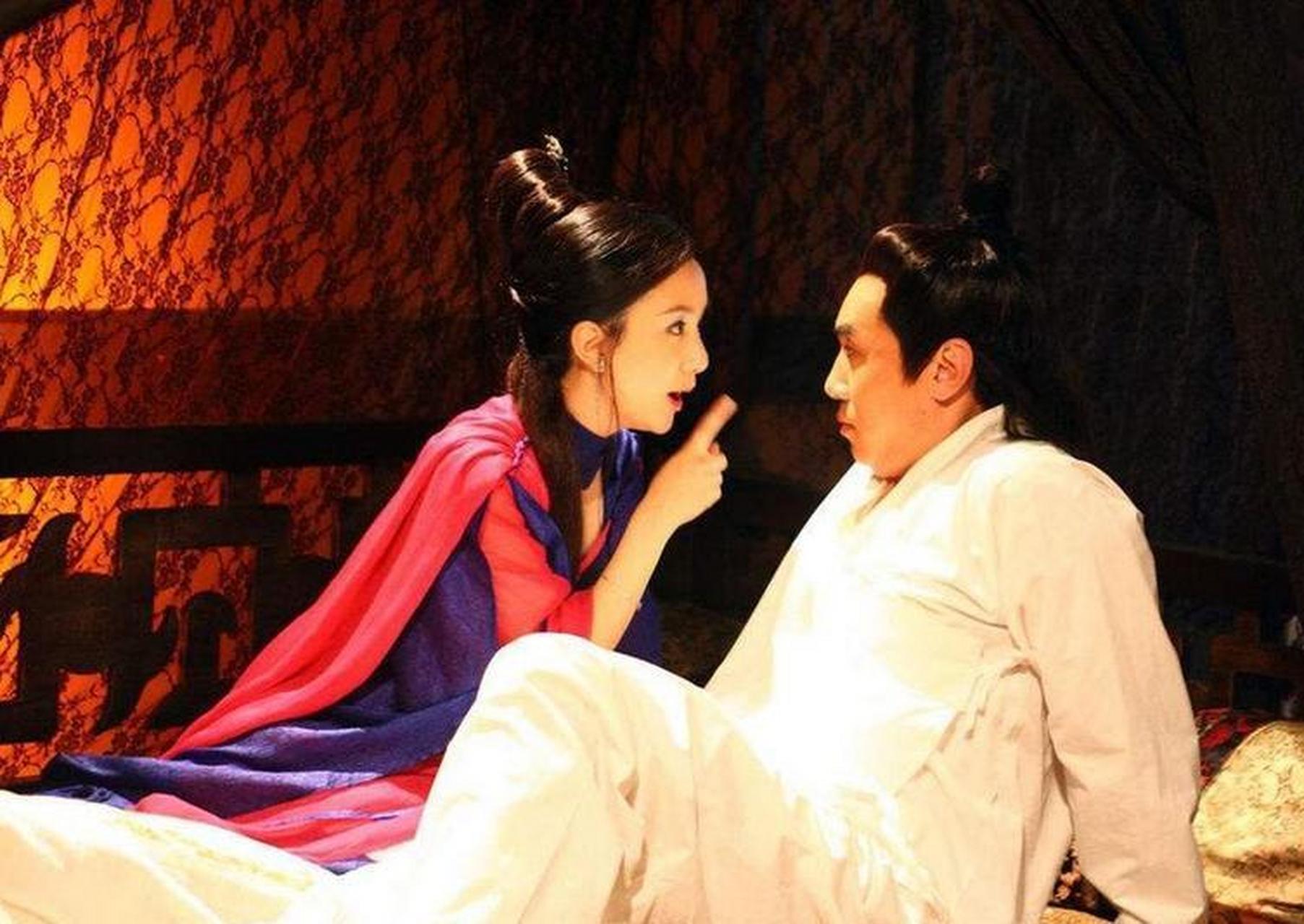 康熙初年,桐城县秀才吴子云考中了进士,一天他住旅店,半夜内急正要下