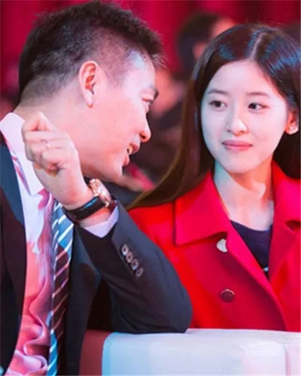 她是刘强东的第二任女朋友,庄佳,出生于中国,曾任职于京东商城,是京东