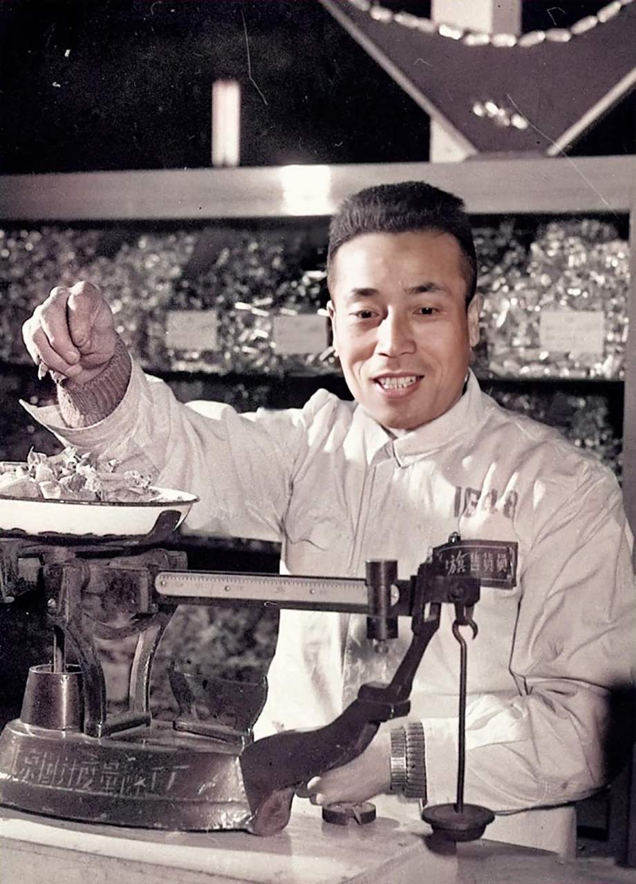 1960年代,北京,张秉贵工作时的照片.