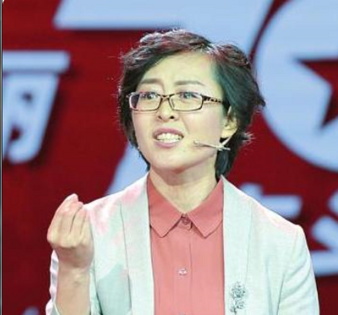 "网红教师"赵旭本是太原一名高中语文老师,默默从教15年,但月薪只有